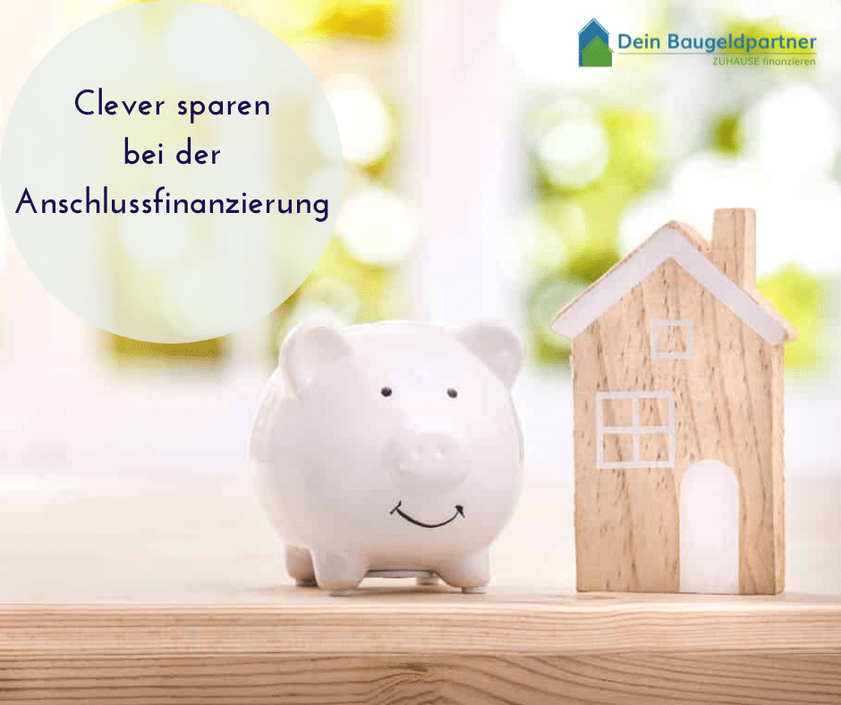 Sparschwein neben kleinem Holzhaus mit Schriftzug Clever sparen bei der Anschlussfinanzierung