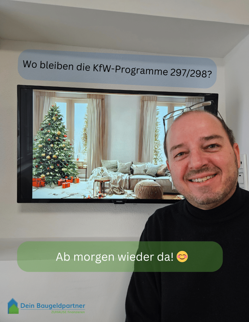 Robbi vor einem Bildschirm, der einen Christbaum zeigt, wie er wartet, dass für die KfW-Programme wieder Anträge gestellt werden können. Und sie sind wieder da!