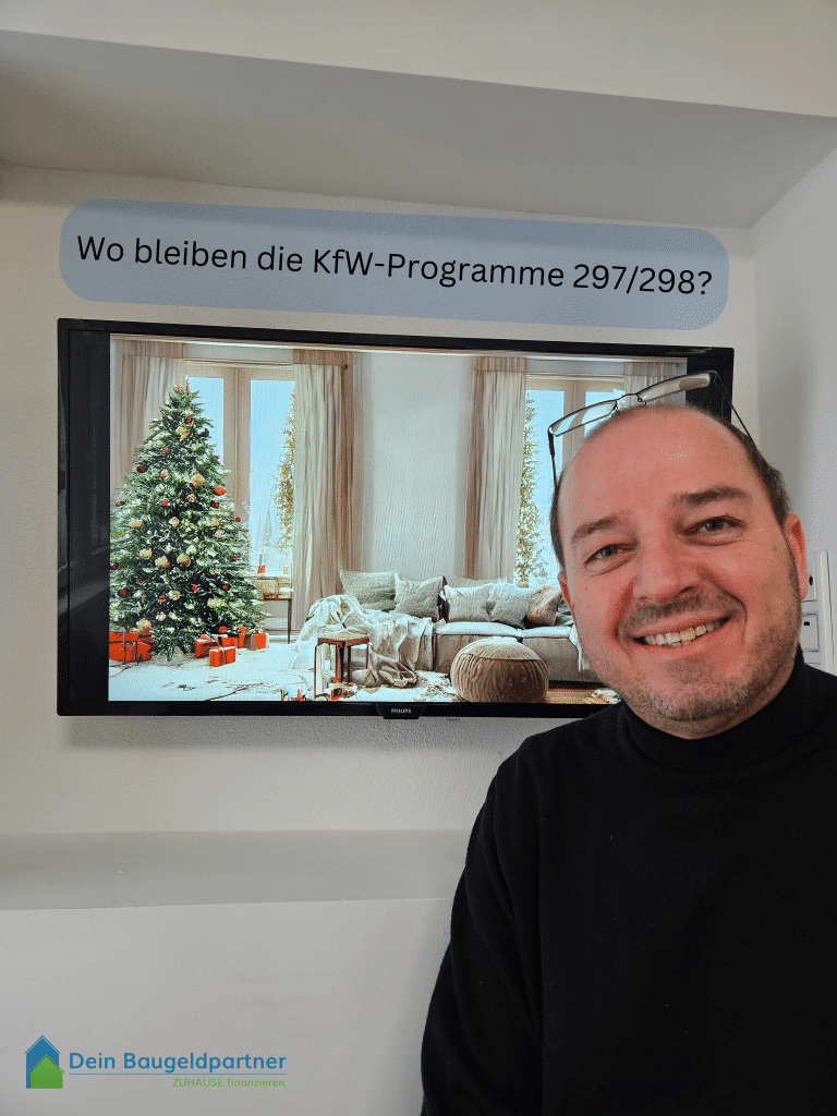 Robbi vor einem Bildschirm, der einen Christbaum zeigt, wie er wartet, dass für die KfW-Programme wieder Anträge gestellt werden können.